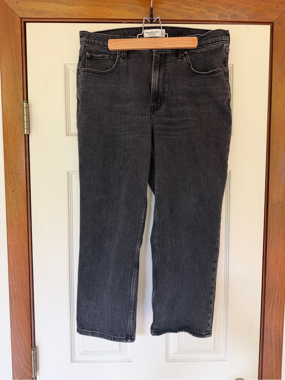Abercrombie & Fitch Ultra High Rise Ankle Straight Jeans in Black Wash